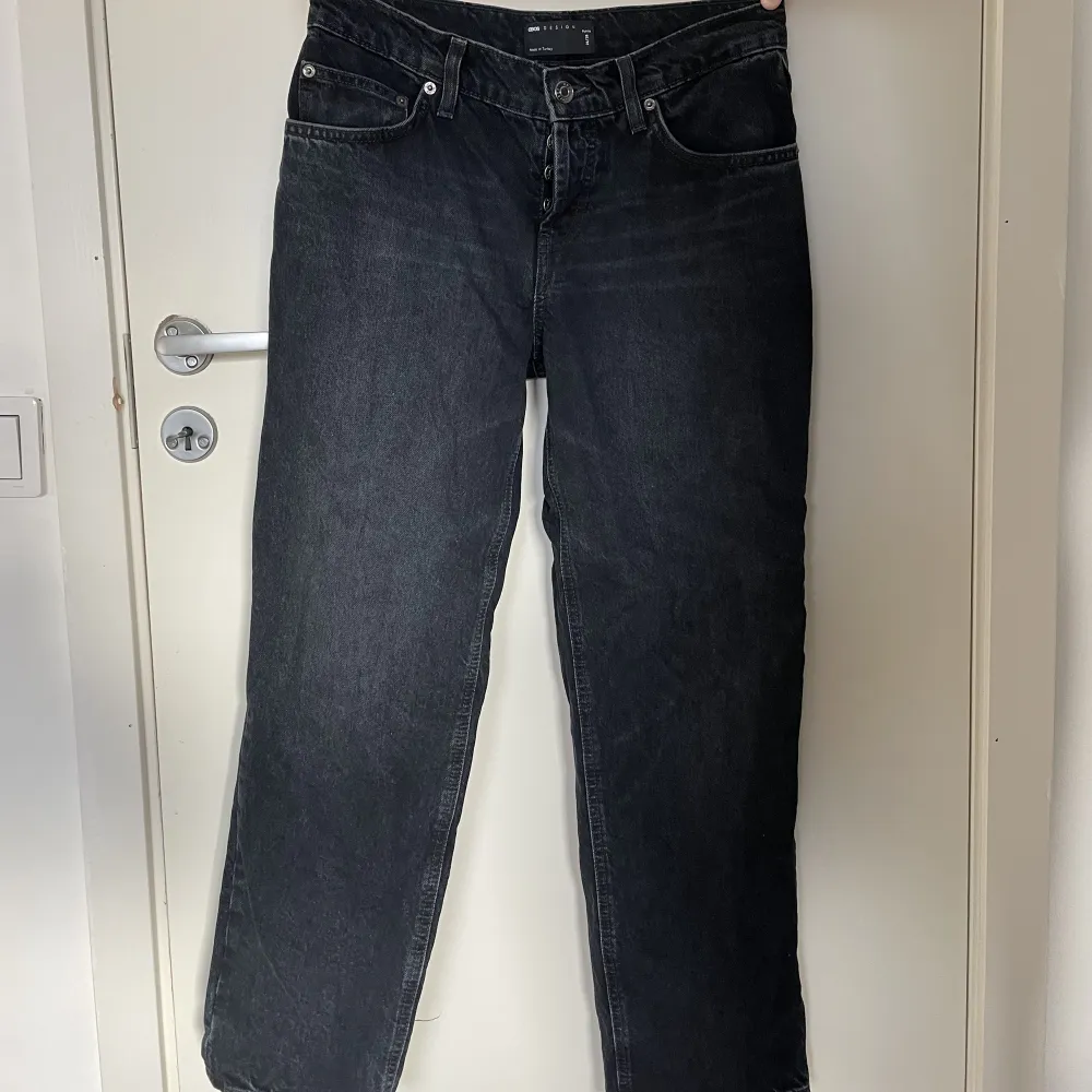 Jättefina märkblåa lågmidjade jeans i petite model. Säljer då de är lite små på mig. Aldrig använda. Nypris 399 säljer för 100kr. 💕Storleken motsvarar xs/s och de är bra i längden på mig som är 156cm 🌸. Jeans & Byxor.