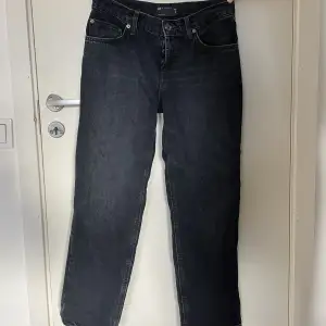 Jättefina märkblåa lågmidjade jeans i petite model. Säljer då de är lite små på mig. Aldrig använda. Nypris 399 säljer för 100kr. 💕Storleken motsvarar xs/s och de är bra i längden på mig som är 156cm 🌸