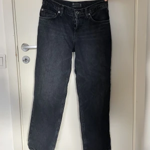 Lågmidjade jeans petite - Jättefina märkblåa lågmidjade jeans i petite model. Säljer då de är lite små på mig. Aldrig använda. Nypris 399 säljer för 100kr. 💕Storleken motsvarar xs/s och de är bra i längden på mig som är 156cm 🌸