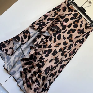 NEW IN KJOL - Jätte fin lite längre kjol, passar perfekt nu till sommaren till antingen att klä upp eller ner till en utekväll eller varför inte bara klä ner till vardags med något basic upptill 👌🏽🌸