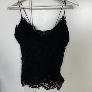 Spetslinne - Jättefint spetslinne, aldrig använd med lappen kvar. Säljer då jag köpte ett likadant i annan storlek som passade bättre. Nypris 249kr säljer för 100kr 🌸💕