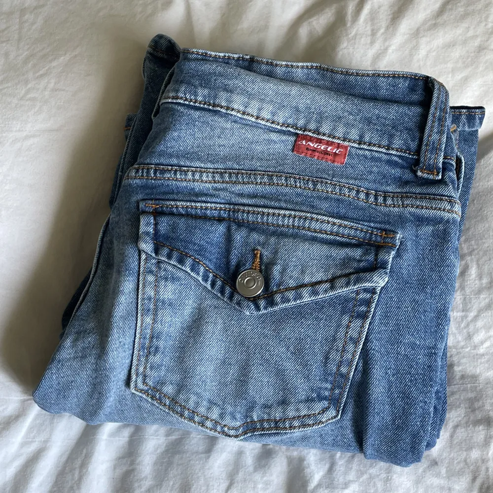 Säljer dessa populära Flare Low Jeansen från h&m. De är stretchiga, trendiga och sköna!! Jag har storlek 38 men säljer då de aldrig kommit till användning tyvärr. . Jeans & Byxor.