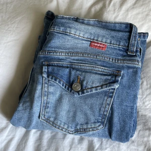 Flare Low Jeans  - Säljer dessa populära Flare Low Jeansen från h&m. De är stretchiga, trendiga och sköna!! Jag har storlek 38 men säljer då de aldrig kommit till användning tyvärr. 