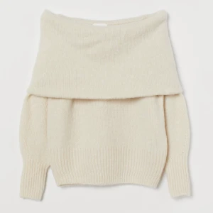 Stickad tröja - Säljer dena stickade tröja från hm. Köpt för 299. Den har aldrig blivit använd❤️finns inga bilder på då den är alldeles för stor för mig❤️