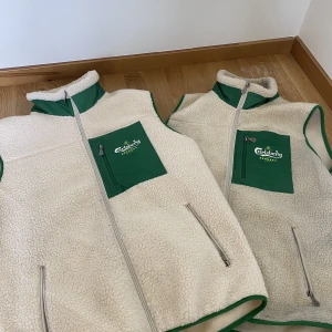 Carlsberg Västar - Vill du se absolut coolast ut på Afterbeachen eller är du en Carlsberg fantast? Då har jag bästa klädesplagget för dig säljer två sköna Carlsberg västar!  Storlek L  Skick 9.5/10 B/O  bud  Small 6.5/10 behöver tvättas. B/O  bud Vill ha bud drf högt pris! 