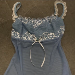 Gulligt linne  - Säljer nu ett blått linne som köptes har på Plick men aldrig används❤️ Har väldigt fin spets och en liten blomma i mitten