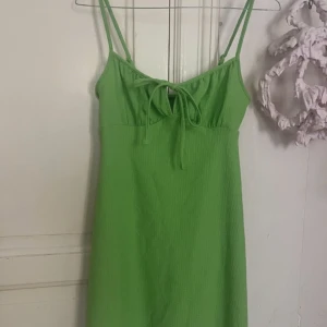 Jättefin sommarklänning - från Gina Tricot (går ej att köpa längre i butik!) JÄTTEFINT skick!!!💚💚💚 otroligt härligt typ! 