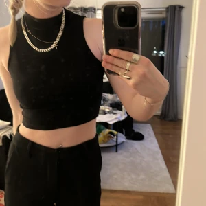 Topp - Svart topp med liten polo. Från Lager 157💕 Inga defekter😊
