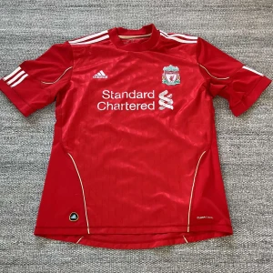 Liverpool vintage jersey  - Fint skick enligt bilderna! Sista bilden visar att Liverpool märker släppt lite på vissa ställen men den sitter fast fortfarande! Size L