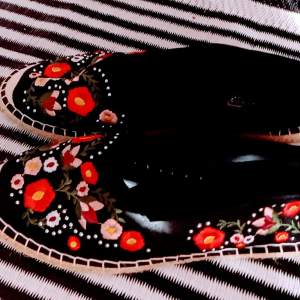 Blommiga broderi på sandal 39/38 nya primark är märket! Ej använda! Stor svart fin väska med guld kedjor på varje sida och små detaljer! Skickar mot fraktkostnad 💚💜