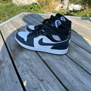 Air Jordan 1 Mid Armory Navy - Säljer dem vill inte byta mot annat par.   Kom med ett bud