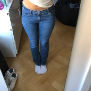 Säljer mina 511 levi’s jeans som inte kommer till användning❤️jag är 156 och dom passar perfekt i längd ❤️skriv för fler bilder eller frågor 🙌🏽
