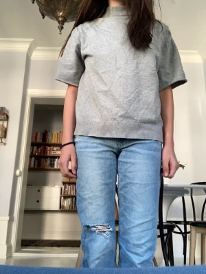 Stickad tröja - Den här stickade t shirten som är köpt på zara barn avdelning är super skön och supersnygg tyvärr kommer den inte till mycket användning!