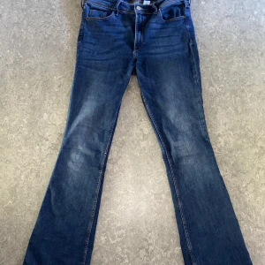 Mini flare jeans - Super bekväm flare jeans, som också är ganska stretch. Säljer pågrund av det ej passar längremen skulle gärna vilja ha kvar dem. (sms för mer information)