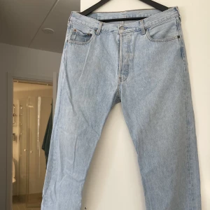 Levis 501 jeans  - Populära Levis 501 i ljus denim.  Byxorna är lite mindre i storleken samt uppsydda.  Sitter som ett par byxor i storlek 32/30. 
