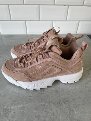 Fila Disruptor sneakers - Fila Disruptor skor / sneakers i gammelrosa mocka Strl 36 1/2  Använda 2 gånger så i nyskick! 🌸