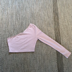 Crop top  - En ljus rosa, enarmad, ribbad, crop top, super söt. Har tyvärr inte kommit till användning så mycket då den inte passat. Perfekt till sommaren.💕