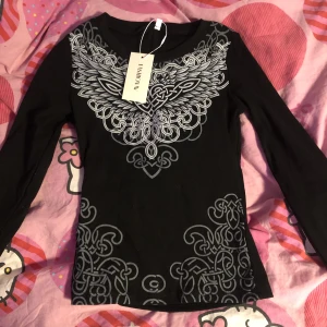 Snygg tröja  - Tröja i storlek S, jag är M och kan ha den men den sitter väldigt trångt