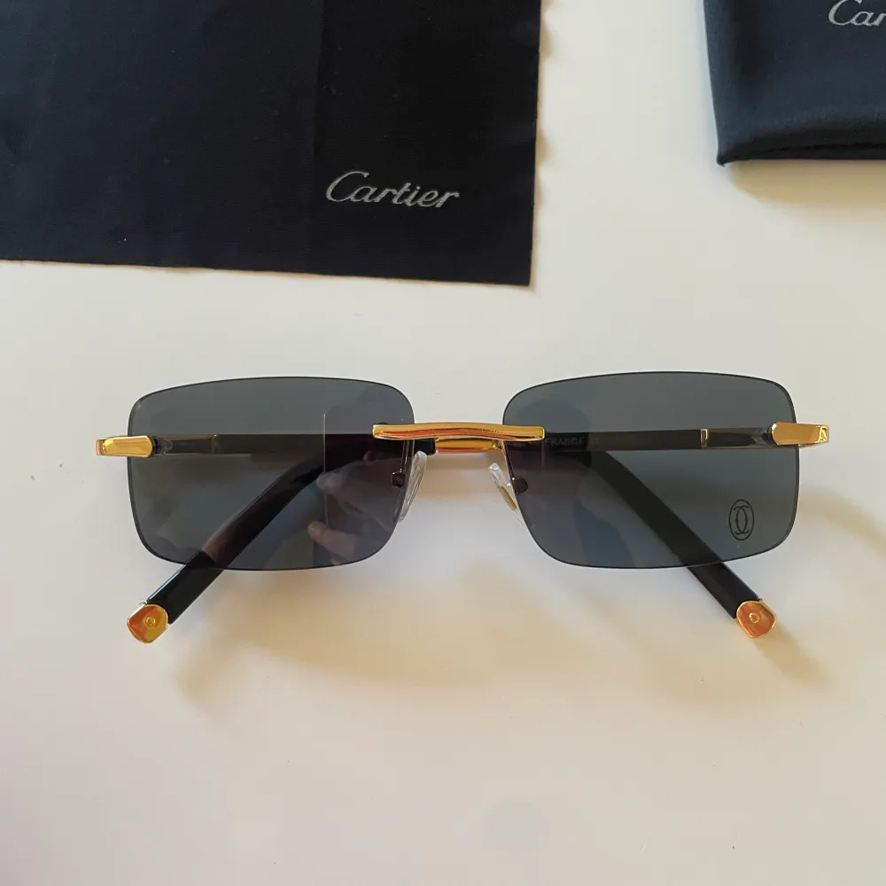 Jag säljer svarta Cartier Glasögon.  Dom är helt Nya och säljs eftersom de är för små. Priset Diskuteras och jag kan mötas mellan Högdalen och T-centralen. Allt på Bilderna följer med.. Accessoarer.