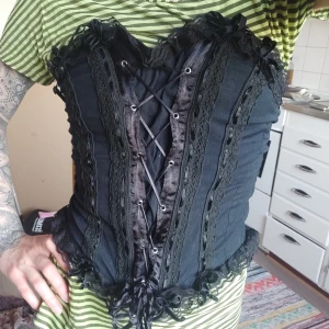 Korsett?  - En korsett, tror jag? Aldrig använt något liknande, men är väldigt snygg, men passar inte mig så mycket  🙈 Står ingen storlek men måste vara S 