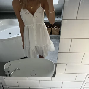Vit klänning💗 - Super fin vit klänning med tunna band, små knappar och broderade små blommor, den perfekta sommarklänningen!🥰