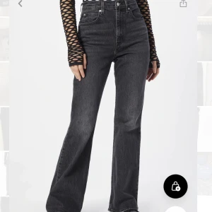 Flared bootcut jeans Levis  - Säljer dessa supersnygga Levis jeans 😍😍. Dom är washed black, dom har hög midja och är vida längs benen. Inga defekter!! , använt några gånger . Orginalpris 1589kr , köpta i butik . 