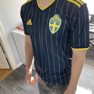 Sverige fotbolls-tshirt, storlek M men den är väldigt stor i modellen så passar även L
