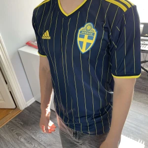 Sverige T-shirt  - Sverige fotbolls-tshirt, storlek M men den är väldigt stor i modellen så passar även L