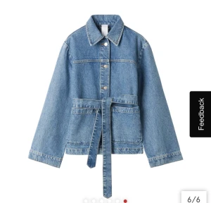 Jeansjacka från Carin Wester  - Jeansjacka från märket Carin Wester  Storlek 36  Använd fåtal gånger, som ny i skicket Knytband i midjan  Kostar 799 i nypris på Åhlens Säljer för 400 