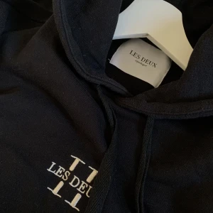 LES DEUX hoodie  - Svart Les Deux hoodie  Storlek M