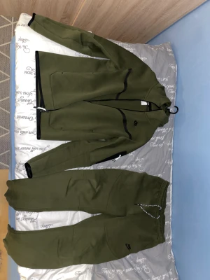 Nike tech - Använd ett par gånger fast är typ som ny  Storlek s på koftan och m byxorna men koftan kan passa för m också för känns stor i storleken  Kan frakta också men kunden står för frakten 