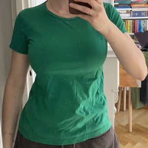 Grön tshirt  - Superfin och mjuk grön tishirt 100% i bomull. Mer som en S än xs. Lite djupare i färgen IRL- inte så dov, snygg färg!  