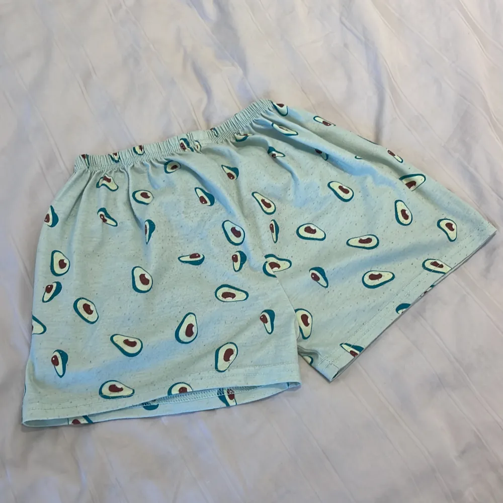 En söt avokado pjamas, en kort byxa och tvättas innan skick. Shorts.