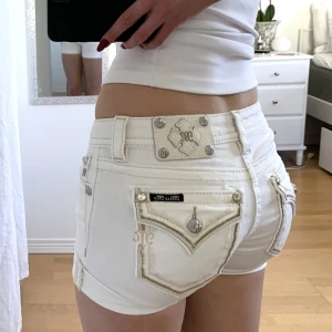 Miss me shorts - Använd köp nu! Miss me shorts perfekta till sommaren💋 midja:76, jag är w28 som referens (säljer även ett par blåa)