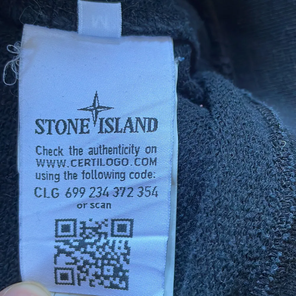 Här är min Stone Island hoodie. Den är inte så använd och är väldigt cool. Köpt från NK, skick 8/10, Qr kod som ni kan scanna för att se att den är äkta på bild 3😊. Hoodies.