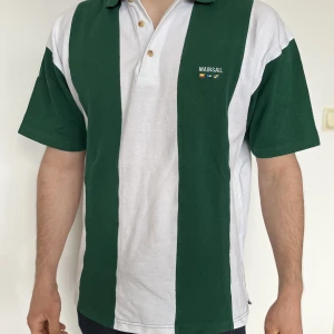 Oversized Pikétröja - Pikétröja med lite oversized passform i storlek M från märket Bex.  Personen på bilden är 182cm och väger ca 80kg. 