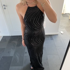 Balklänning ! - Helt ny från NAKD med prislapp. Strl 34. Lång i modellen o säljer pga hittat en annan. ORDINARIE pris 1199kr .