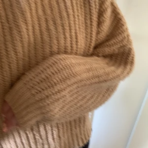 Tjocktröja  - Säljer den här beige tjocka tröja från  Even&odd för att jag har en liknande.  