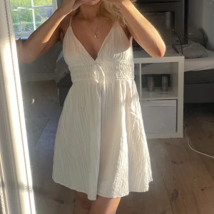 Sommarklänning - SÅÅÅ fin vit sommarklänning! Använd på student förra året så endast använd en gång❤️‍🔥Nysskick! Rensar garderoben så behöver bli av med massa kläder. 