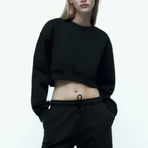 Kort sweatshirt från zara - Kort svart sweatshirt från zara i storlek S, använd typ två gånger🖤