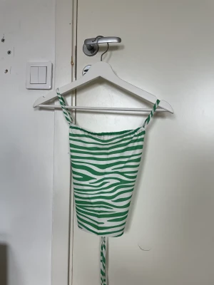 Topp - Jättefin topp från Shein, öppen i ryggen. Säljer då den var för liten, aldrig använd. Köptes för 49kr säljer för 30kr💕🌸