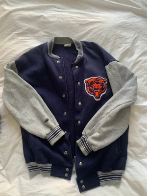 COLLEGEJACKA  - En super fin oversize jacka i storlek XL men sitter jätte bra som en oversize jacka för mig som är S. Jackan är i bra skick och säljs för 250 +Frakt❤️