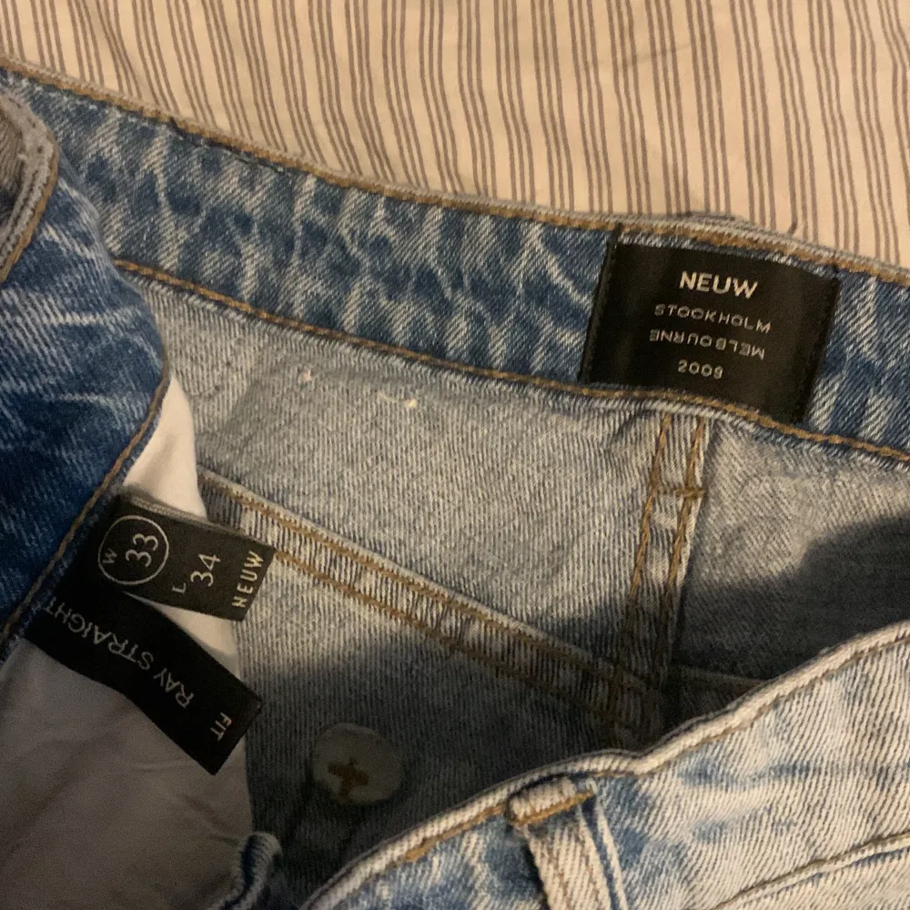 Ljusblåa NEUW jeans som är sparsamt använda med nypris 1200kr. Dem är storleken 33/34 men passar alla från 30-33 i width och 31-34 i length. Dem är lite baggy fit men inget överdrivet.. Jeans & Byxor.