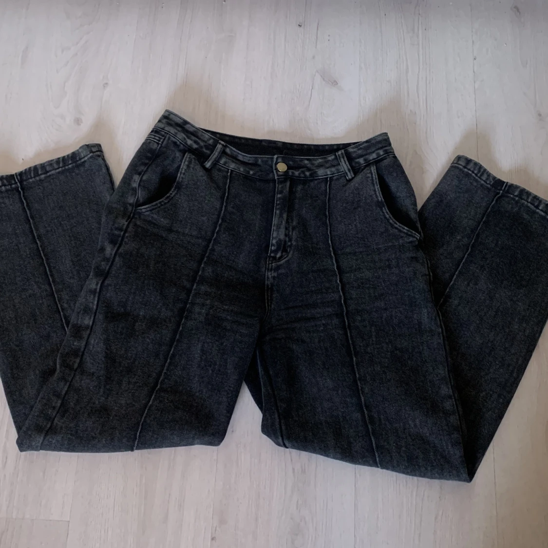 gråa jeans