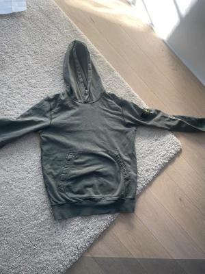 Stone Island Compass-logo cotton hoodie  - Stone Island Junior hoodie till salu! Tröjan är i gott skick ungefär 9/10, tröjan är bara använd några få gånger. Den är ungefär 1år gammal då jag inte anväder den längre för att inte längre passar. Kvitto finns ej. Skriv för mer info och bilder!