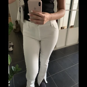 SLIT JEANS - Jätte snygga vita jeans från Bershka med slit på slutet. Dem är helt oanvända och är i storlek 38 men skulle även passa en storlek mindre eller större med tanke på stretchen. Säljs för 150 +frakt🤍