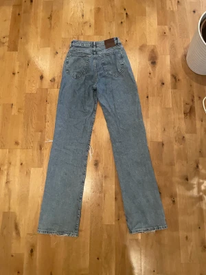 Jeans  - Snygga jeans i baggy-modell med hål på knäna. Gott skick! 