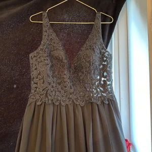 Bröllops klänning - Superfin bröllopsklänning. Aldrig använd, bara testat. Storlek 44.  Nypris: 3500