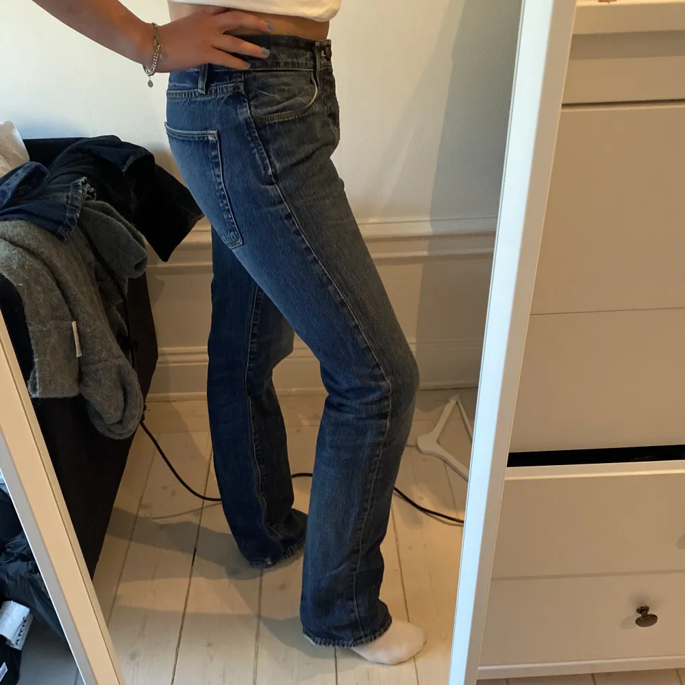 Lågmidjade jeans som är lite utsvängda där nere från acne❤️. Jeans & Byxor.