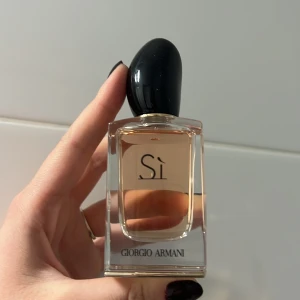 Si Armani parfym 50 ml - Säljer denna parfym som jag endast sprutat en gång, den är alltså i princip som ny men fick en likadan i present, köpt för cirka 800 kr, säljer för 400 kr eller bud!